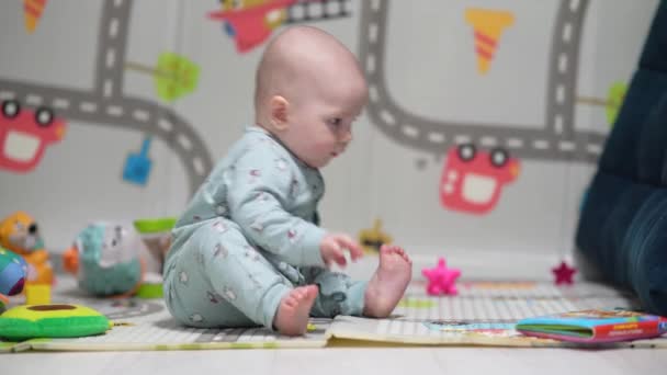 可爱的小宝宝和色彩鲜艳的玩具在家里玩 — 图库视频影像