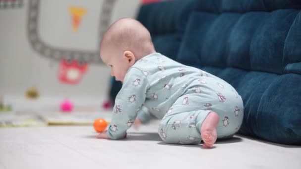 Niedliches Kleines Baby Spielt Mit Buntem Spielzeug Hause — Stockvideo