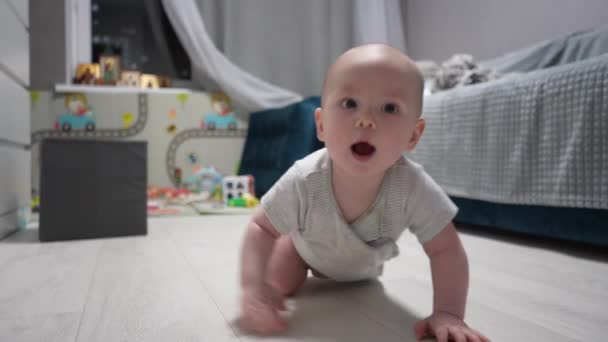 Feliz Bebé Jugando Arrastrándose Por Habitación — Vídeos de Stock