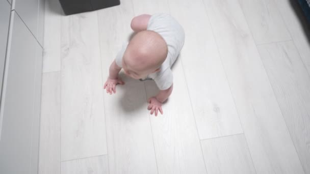 Feliz Bebé Jugando Arrastrándose Por Habitación — Vídeos de Stock