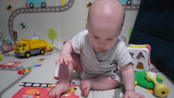 Gelukkige Kleine Baby Spelen Kruipen Door Kamer — Stockvideo