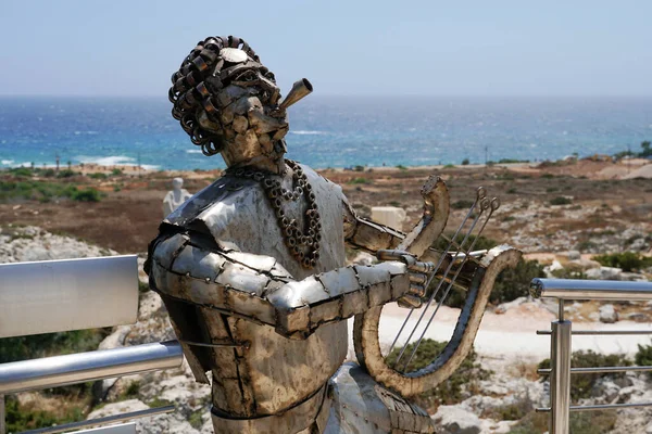 Ayia Napa, Kıbrıs - Temmuz 2019: Ayia Napa 'daki heykel parkında arplı demir heykel.