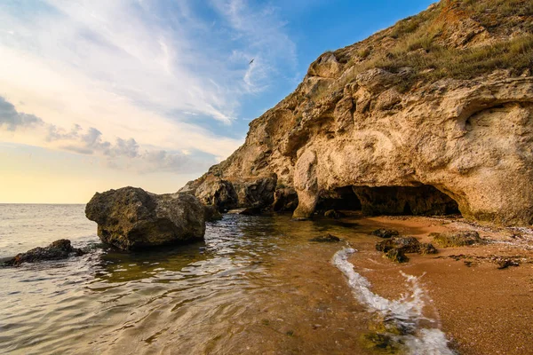 Rotsachtige Kust Met Kleine Grotten Zeegezicht Krim — Stockfoto