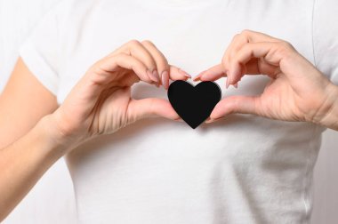 Kızın göğsünde küçük siyah bir kalp var. Yakın plan.