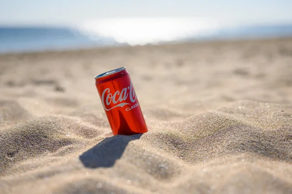Evpatoria Crimea Julio 2021 Una Lata Coca Cola Playa Contra — Foto de Stock