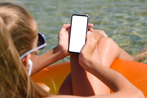 Menina Mar Banhos Sol Com Smartphone Suas Mãos Smartphone Com — Fotografia de Stock