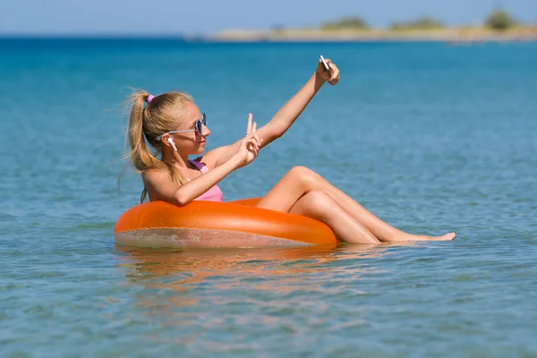 Joyful Seaside Resort Taking Selfie Chatting Girl Swims Sea — Stock Photo, Image