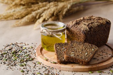 Tohumlu çavdar ekmeği ve bir kavanoz zeytinyağı..