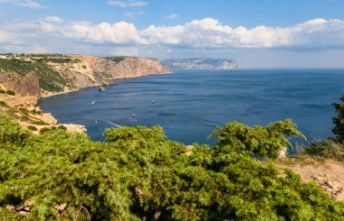 Deniz manzarası ve dağlar. Kırım 'ın doğası.