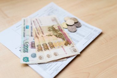 Vladimir, Rusya - Ekim 2021: Vergi veya elektrik faturaları için Rus parası. Seçici odak, dar odak.