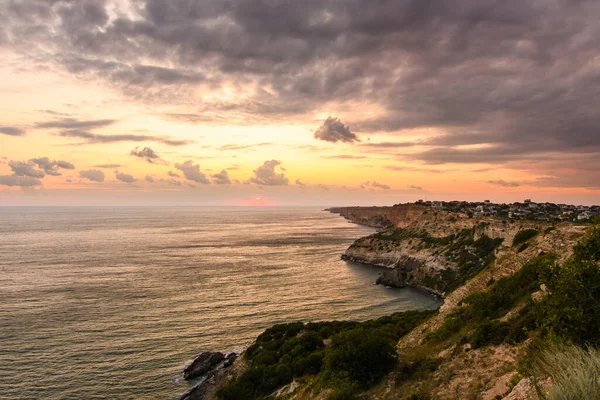 Vacker Havssolnedgång Och Stenig Kust Dramatisk Himmel Med Moln Krim — Stockfoto