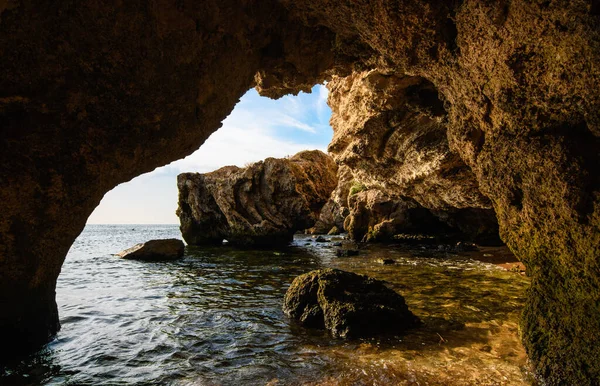 Grotta Med Utsikt Över Havet Och Stora Stenar Azovska Sjön — Stockfoto