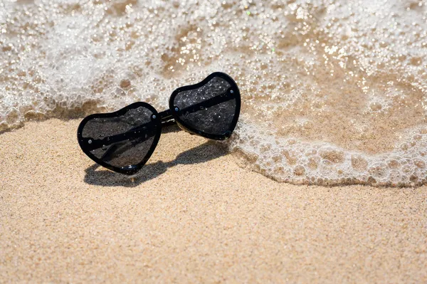 Aproveite Suas Férias Beira Mar Coração Forma Óculos Sol Areia — Fotografia de Stock