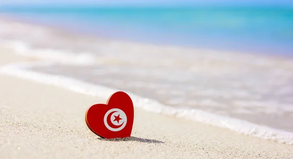 Bandeira Tunísia Forma Coração Numa Praia Areia Conceito Das Melhores — Fotografia de Stock
