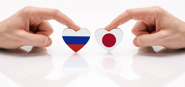 Koncepcja Przyjaźni Stosunków Dyplomatycznych Między Rosją Japonią Dwie Męskie Ręce — Zdjęcie stockowe