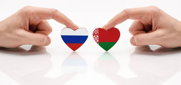 Koncepcja Przyjaźni Stosunków Dyplomatycznych Między Rosją Białorusią Dwie Męskie Ręce — Zdjęcie stockowe
