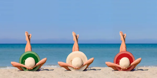 Τρία Νεαρά Κορίτσια Στην Παραλία Φορώντας Ψάθινα Καπέλα Στο Χρώμα — Φωτογραφία Αρχείου