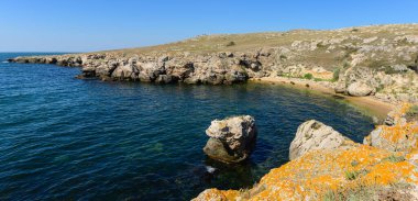 Karadeniz 'in kayalık kıyılarının panoramik manzarası. Deniz koyundaki vahşi sahil.