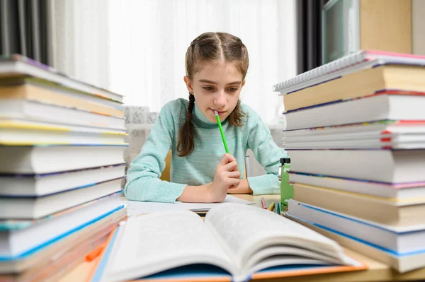 Kız Ödevini Yaparken Düşünceli Bir Şekilde Ders Kitabına Bakıyor Evde — Stok fotoğraf