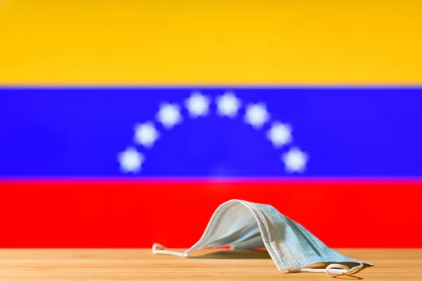 Egy Orvosi Maszk Van Asztalon Venezuela Zászlajának Hátterében Ország Lakosaira — Stock Fotó