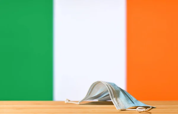 Masque Médical Trouve Sur Table Sur Fond Drapeau Irlandais Concept — Photo