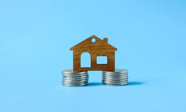 Una Pequeña Casa Madera Sobre Una Base Monedas Sobre Fondo —  Fotos de Stock