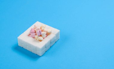 Tatlı ve şeker mavi bir arka planda. Sağ tarafta boş bir alan var..