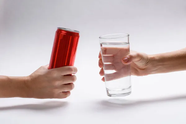 Una Elección Entre Una Bebida Refresco Dulce Agua Clara Una — Foto de Stock