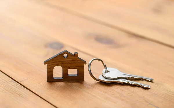 Mała Figurka Domu Klucze Drewnianej Podłodze Koncepcja Kupna Nowego Domu — Zdjęcie stockowe
