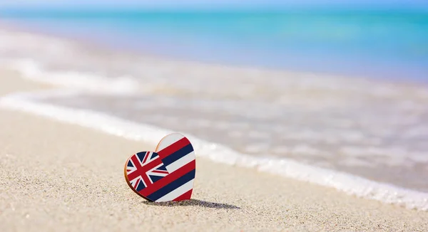 Flaga Wysp Hawajskich Kształcie Serca Piaszczystej Plaży Koncepcja Najlepszych Wakacji — Zdjęcie stockowe