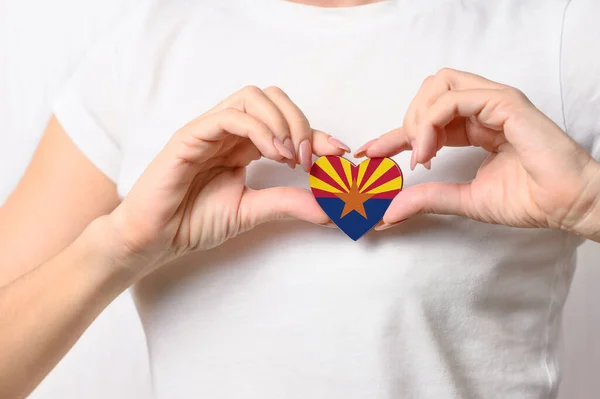 女の子の手の中に心臓の形でアリゾナ州の旗 アリゾナを愛してる 愛国心の概念 — ストック写真