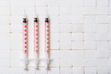 Şeker hastaları için şırıngalar küp şekerler üzerinde..