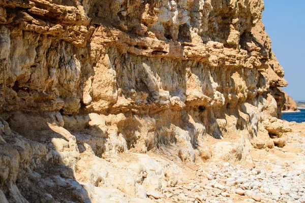 Rotsachtige Kust Van Dichtbij Geologische Sectie Met Verschillende Rotsen Zijaanzicht — Stockfoto