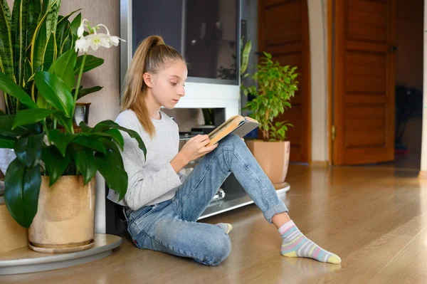 Fille Lit Avec Enthousiasme Livre Dans Chambre Sur Sol — Photo