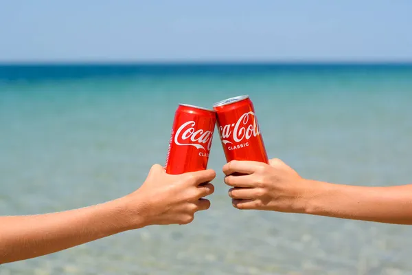 Anapa Russland Juli 2021 Zwei Dosen Coca Cola Den Händen — Stockfoto