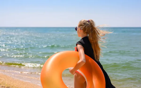 Ein Mädchen Steht Einem Sonnigen Tag Mit Einem Aufblasbaren Ring — Stockfoto