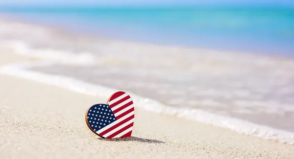 Bendera Amerika Serikat Dalam Bentuk Hati Pantai Berpasir Konsep Liburan — Stok Foto