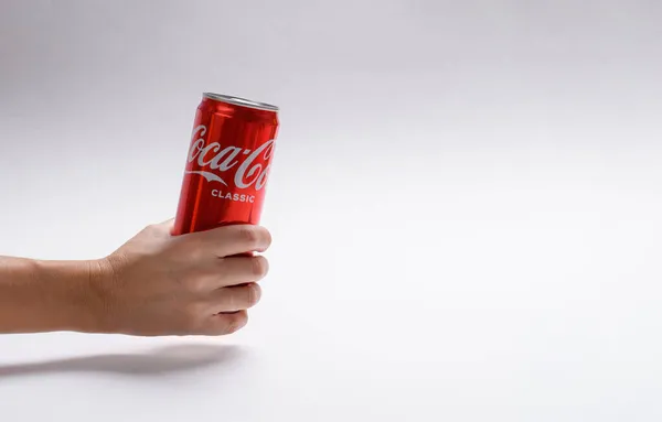 Wladimir Russland November 2021 Eine Dose Coca Cola Weiblicher Hand — Stockfoto
