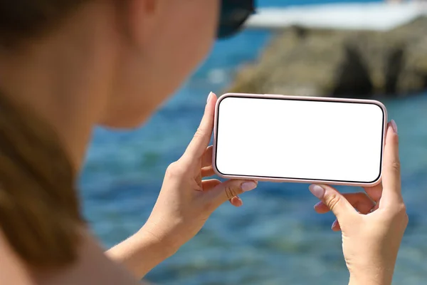 Menina Segura Horizontalmente Smartphone Com Uma Tela Branca Branco Fundo — Fotografia de Stock