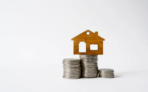 Klein Houten Huisje Een Stapel Munten Een Witte Achtergrond — Stockfoto