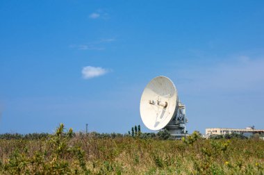 Evpatoria, Kırım - Temmuz 2021: Mavi gökyüzüne karşı gün boyunca dev bir radyo teleskobu. Uzay keşfi kavramı.