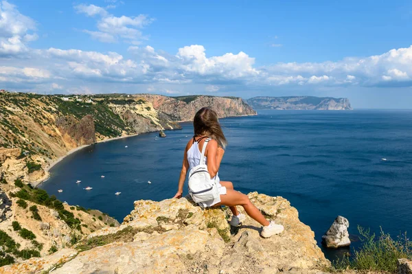 Девушка Путешественница Сидит Огромном Камне Скале Смотрит Море — стоковое фото