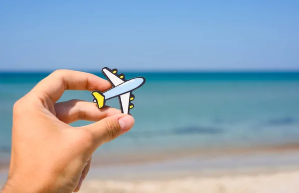 Pequeno Avião Mão Homem Fundo Praia Mar Conceito Voo Para — Fotografia de Stock