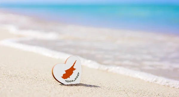Flagge Zyperns Herzform Einem Sandstrand Das Konzept Des Besten Urlaubs — Stockfoto