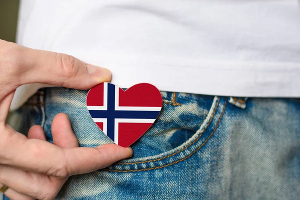 ノルウェーの愛国者 人の手にハートの形をしたノルウェー国旗の木のバッジ — ストック写真
