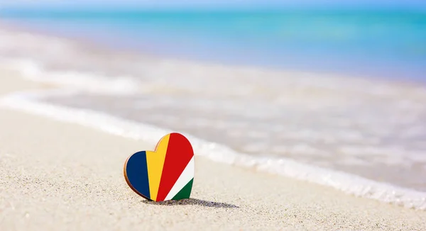 Bandera Las Seychelles Forma Corazón Una Playa Arena Concepto Las — Foto de Stock