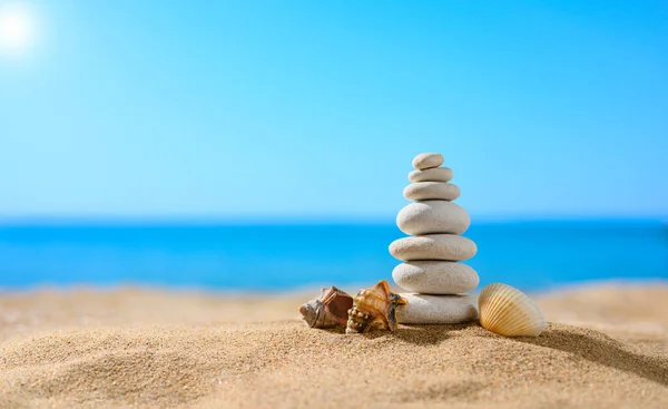 Каменистая Башня Небольшими Ракушками Солнечном Пляже Фоне Моря Летняя Тема — стоковое фото