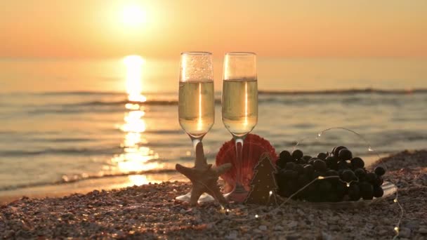 Deniz Kenarında Yeni Yıl Arifesi Şampanya Deniz Kabuğu Sahilde Çelenk — Stok video