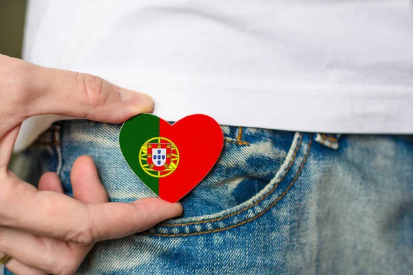 Patriota Portugal Emblema Madeira Com Bandeira Portugal Forma Coração Mão — Fotografia de Stock