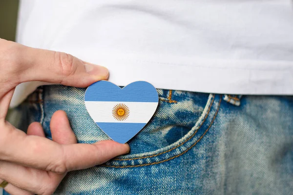 Patriota Argentina Insignia Madera Con Bandera Argentina Forma Corazón Mano —  Fotos de Stock